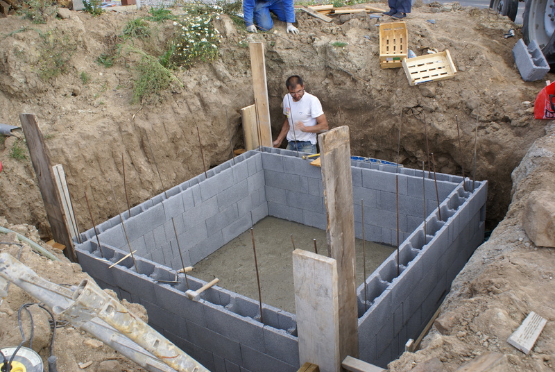 bassin d'eau en ciment